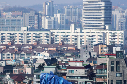 국토부가 민간택지에서 지어지는 30가구 이상 리모델링 단지에 대해 상한제를 그대로 적용하기로 했다. 사진은 서울 주택 전경.<연합뉴스>